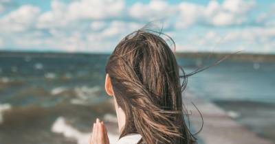 Como proteger o rosto da humidade e do sol forte que já se faz sentir no arquipélago