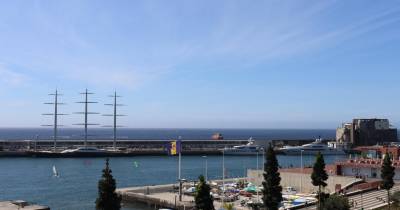 Um navio de cruzeiro e três super iates estão hoje acostados no porto funchalense