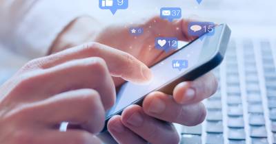 O Governo francês preparou um projeto de lei, que será apresentado no início de janeiro, para proibir acesso a redes sociais a menores de 15 anos, bem como o uso de telemóveis nas escolas, noticiou hoje a France Info.