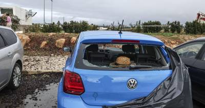Veiculos estacionados no Hotel Eden Resort destruidos após um fenómeno de vento extremo, em Albufeira, Algarve.