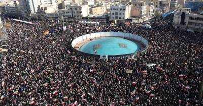 Iranianos reúnem-se no centro de Teerão em sinal de apoio ao novo Líder Supremo.