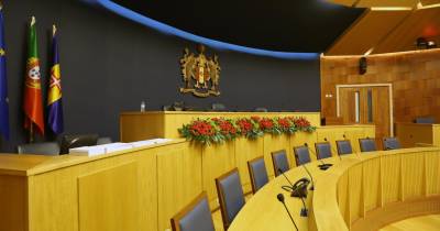 25 de Abril: Parlamento da Madeira dissolvido faz sessão comemorativa no Salão Nobre