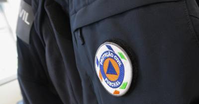 O autarca acrescentou que “foram ativados imediatamente os serviços de proteção civil”, nomeadamente a equipa que faz a análise das estruturas e do nível de risco “e a conclusão que se retirou foi de que toda a estrutura do telhado está em risco e as pessoas terão de ser realojadas temporariamente”.