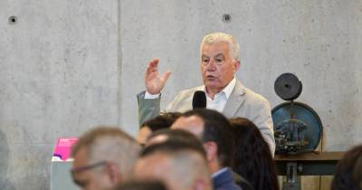 Referindo-se a produtos emblemáticos como o bolo do caco e o vinho Madeira, questionou a origem das matérias-primas utilizadas e alertou para o risco de escassez futura de produção, nomeadamente de uva, caso não sejam tomadas medidas para apoiar o setor.