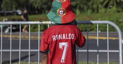 Portugal soccer fans wait to see Portugal team arrive at the Four Seasons Palm Beach Hotel for the FIFA World Cup 2026 in Palm Beach, Florida, USA, 12 June 2026. MIGUEL A. LOPES/LUSA