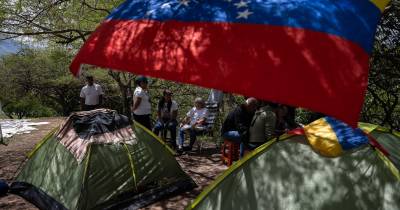 Familiares estão acampados em frente à Embaixada dos EUA, em Caracas, desde o passado dia 7.