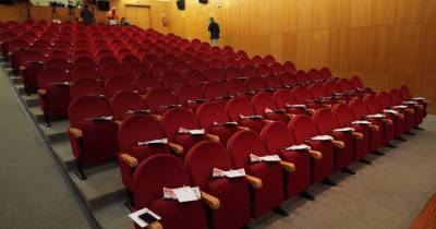 A sessão acontece no auditório do Centro Cultural John dos Passos.
