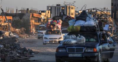 Palestinianos começam a evacuar Rafah, depois de ordens do exército israelita.
