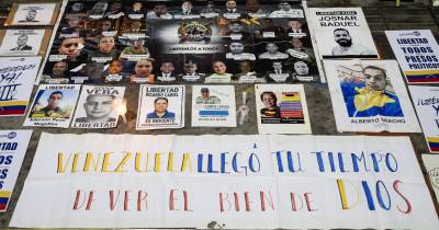 Familiares de presos políticos em vígilia em Caracas.
