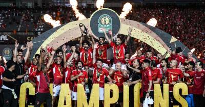 Jogadores do Al Ahly erguem a taça da Liga dos Campeões africana.