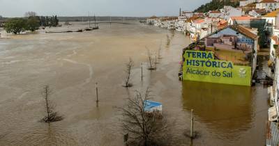 O Rio Sado inundou a zona ribeirinha devido ao mau tempo, em Alcácer do Sal.
