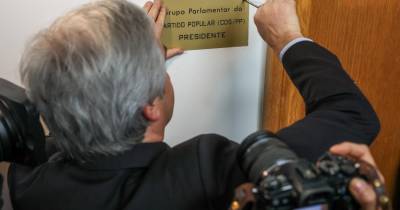 O presidente do CDS-PP, Nuno Melo, recoloca a placa do partido na sala do grupo parlamentar na Assembleia da República.