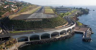 Passageiro sente-se mal, avião retido na pista