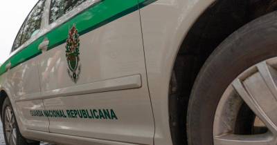 A vítima é uma militar do posto territorial dos Carvalhos da GNR que estava a sinalizar e a regular o trânsito por causa de obras na via.