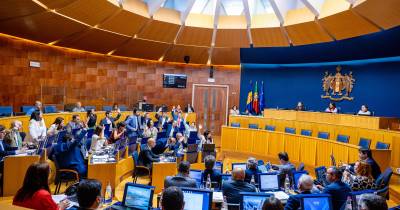 Abstenção do PSD viabilizou aprovação de proposta para equiparação salarial na Administração Pública.