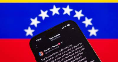 Numa declaração divulgada nas redes sociais, Pam Bondi indicou que Nicolás Maduro e a mulher, Cilia Flores, alegadamente retirados à força da Venezuela e detidos por forças norte-americanas, “enfrentarão em breve a Justiça americana em solo americano e em tribunais americanos”.