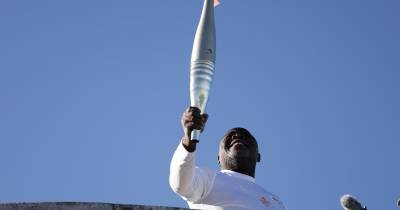 A “Chama Olímpica” foi acesa na quarta-feira à noite junto ao porto de Marselha pelo músico “rapper” marselhês Jul, perante 150 mil pessoas.