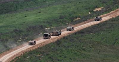 Veículos israelitas na fronteira entre Israel e o Líbano.