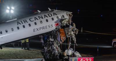 Um avião da Air Canada e um veículo dos bombeiros colidiram na noite de domingo no aeroporto nova-iorquino, informou anteriormente a imprensa local.