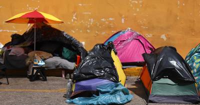 Familiares de presos políticos continuam acampados junto às prisões.