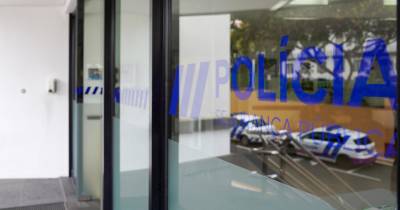 A PSP deslocou-se ao local e conseguiu “intercetar o indivíduo em apreço, confirmando-se que pendia sob o mesmo um Mandado de Detenção Europeu pela prática de Furtos Qualificados e Burlas Informáticas”.