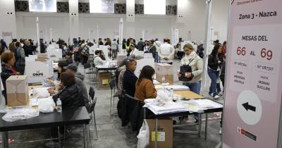 Assembleia de voto em Barcelona para os peruanos residentes na cidade espaanhola.