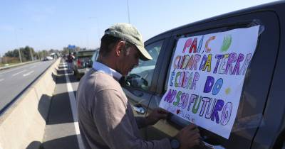 Um agricultor participa no protesto durante o bloqueio da Autoestrada 6 (A6), no âmbito de uma ação realizada nas estradas de várias zonas do país, reclamando “condições justas” e a “valorização da atividade”, na fronteira do Caia, em Elvas, 01 de fevereiro de 2024. O protesto, uma iniciativa do Movimento Civil de Agricultores, decorre um dia depois de o Governo ter anunciado um pacote de mais de 400 milhões de euros, destinado a mitigar o impacto provocado pela seca e a reforçar o Plano Estratégico da Política Agrícola Comum (PEPAC).