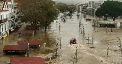 O Rio Sado inundou a zona ribeirinha devido ao mau tempo, em Alcácer do Sal. Em Chaves, a cidade teme algo semelhante.