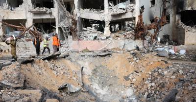 epa12786365 Emergency services personnel inspect the damage at the scene of a building that was struck by an Iranian missile in Tel Aviv, Israel, 01 March 2026. The Israeli military reported on 28 February it detected missiles launched from Iran following earlier Israeli and US strikes on Iran. Sirens were activated across several parts of the country in response. EPA/ABIR SULTAN