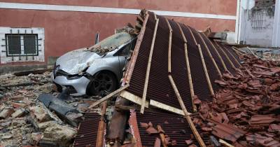 A passagem da depressão Kristin na Figueira da Foz fez cair parte do telhado da antiga Universidade e atingiu, pelo menos, sete carros.