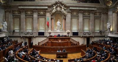 Os deputados vão eleger na terça-feira não apenas o novo presidente da Assembleia da República, mas toda os elementos da mesa do parlamento, foi hoje decidido em conferência de líderes.