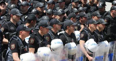 Polícia turca cerca sede do maior partido da oposição para destituir o líder