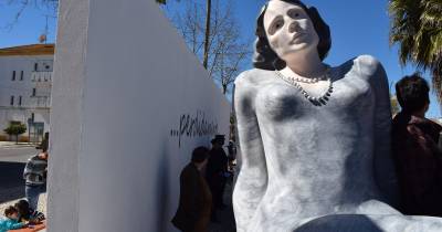 Estátua está enquadrada numa praça concebida pelo arquiteto Nuno Ribeiro.