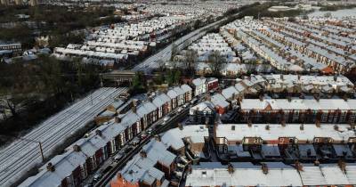 Fotografia aérea em Liverpool mostra os telhados das casas cobertos de neve.