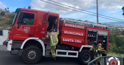 Equipa dos Bombeiros Sapadores de Santa Cruz combateu o incêndio em zona de mato no Santo da Serra.