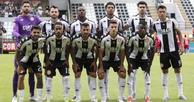 Em causa estão complicações com a remarcação da viagem para o continente.