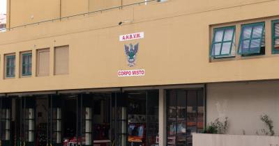 BMV removem galho de árvore que caiu junto à esplanada do Jardim Municipal