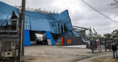 Destroços de um edifício causados pela passagem da depressão Kristin, em Leiria.