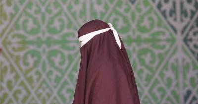 A mulher desmaiou depois de ser açoitada e foi levada para o hospital por uma ambulância.