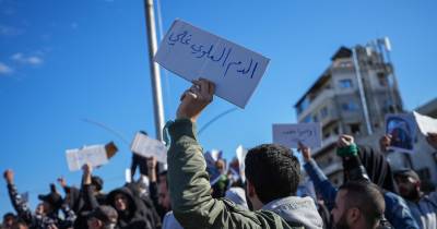 Os milhares de pessoas que hoje saíram à rua exigiam o fim da violência contra a comunidade alauita