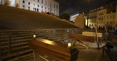 Protesto dos polícias em frente à Assembleia da República com a colocação de 8 urnas que simbolizam os 8 anos de governação em que foi sempre a enterrar as forças de segurança.