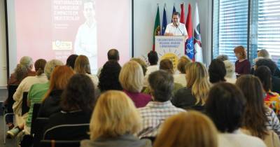 Plateia cheia de docentes e associados do SPM para assistir à intervenção do médico pedopsiquiatra.