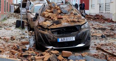 A passagem da depressão Kristin na Figueira da Foz fez cair parte do telhado da antiga Universidade e atingiu, pelo menos, sete carros.