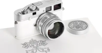 Máquina fotográfica Leica do Papa Francisco leiloada por 6,5 milhões de euros