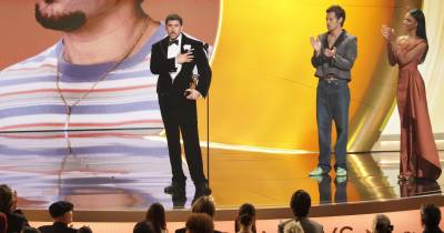 “Porto Rico, acreditem em mim quando vos digo que somos muito maiores que 100 por 35”, disse Bad Bunny no discurso de vitória, em espanhol, referindo-se às dimensões da ilha. “Não há nada que não possamos conseguir”, continuou o artista, agradecendo a todas as pessoas que acreditaram nele.