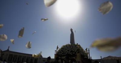 Jovens pedem em Fátima saúde para o Papa que acolhe “todos, todos, todos”