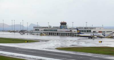O encerramento temporário de operações no aeroporto obrigou ao reencaminhamento dos passageiros, mas a companhia aérea apenas conseguiu oferecer novos lugares para domingo às 11h00, inviabilizando a chegada a tempo das provas iniciais.