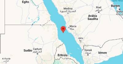 A origem da explosão é desconhecida, mas por causa dos ataques dos Huthis, o Mar Vermelho tem vindo a ser evitado pelos cargueiros.