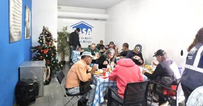 Voluntários juntaram-se à mesa com pessoas em situação de sem-abrigo.