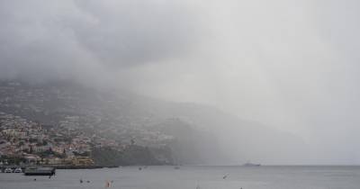O novo aviso abrange a costa sul e as regiões montanhosas, onde se prevê chuva por vezes forte e persistente, com possibilidade de trovoada.